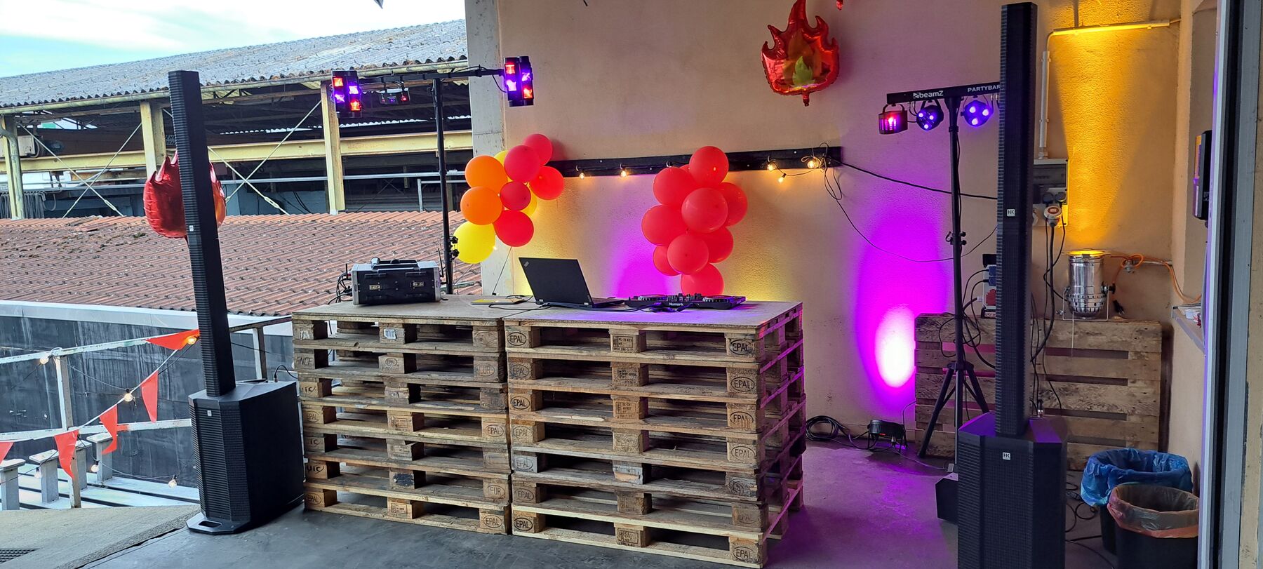 Aufgebaute DJ-Anlage mit Lautsprechern und Licht