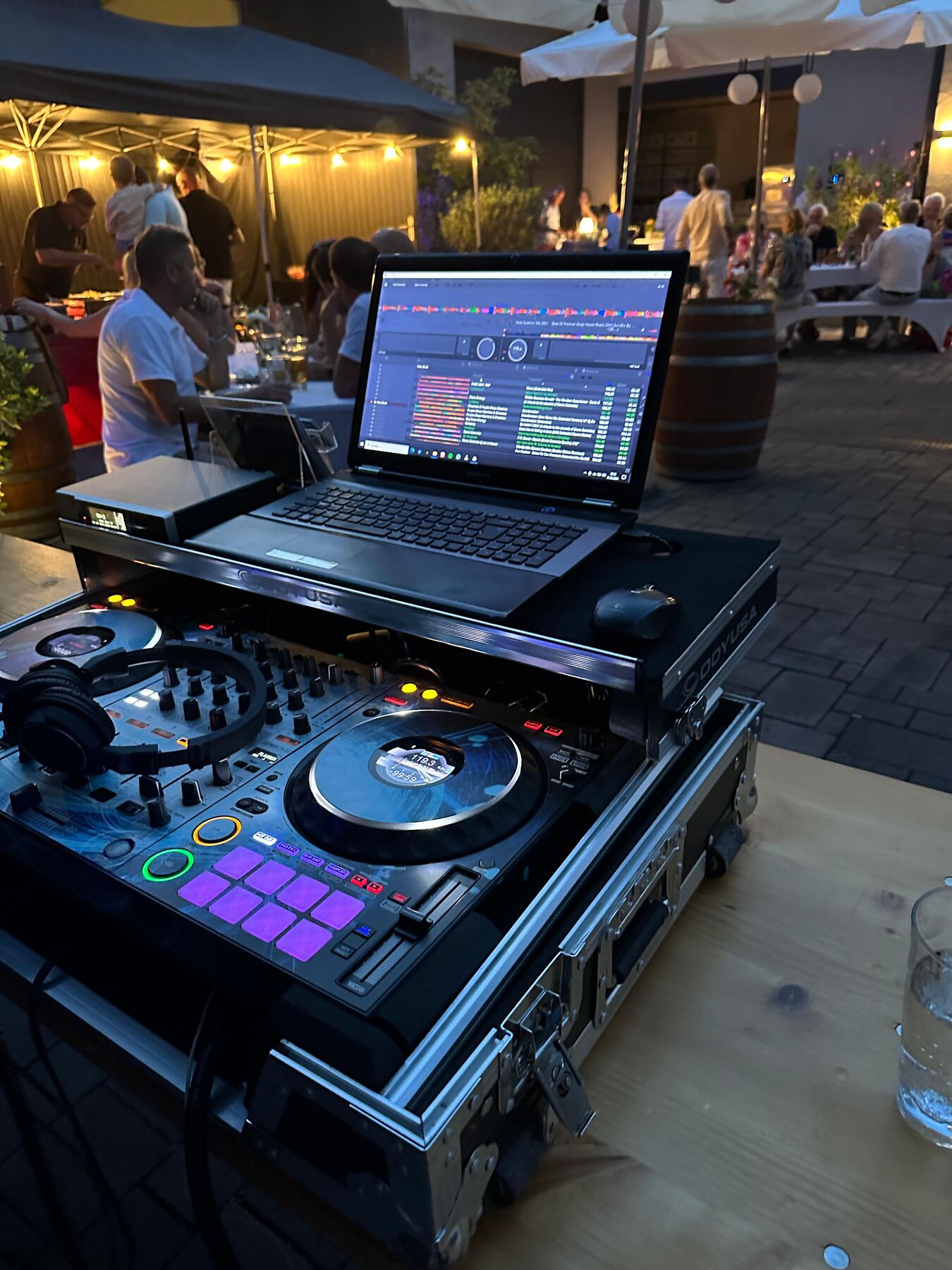 DJ-Controller und Laptop auf einer Terrasse
