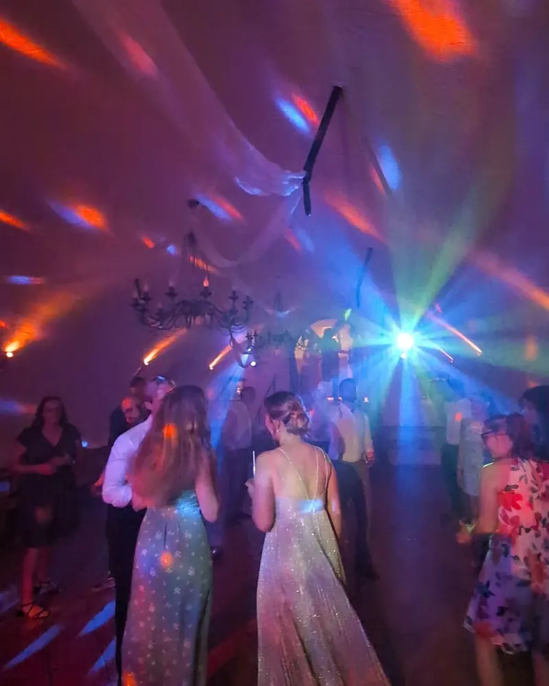 Volle Tanzfläche auf einer Hochzeit mit Lichteffekten